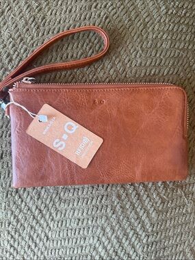 Women's Leather Wristlet Wallet in Brown